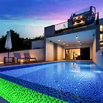 Villa Altavista - Seaview & Relax With Heated Pool & Minigolf Opatija