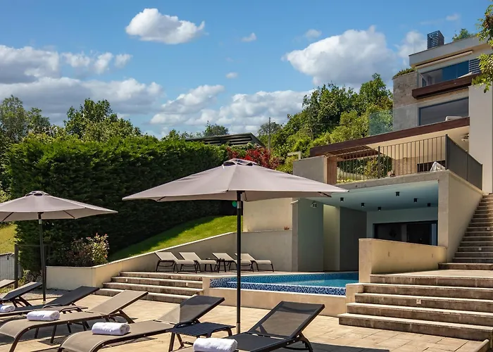 Altavista - Seaview & Relax With Heated Pool & Minigolf 오파티아